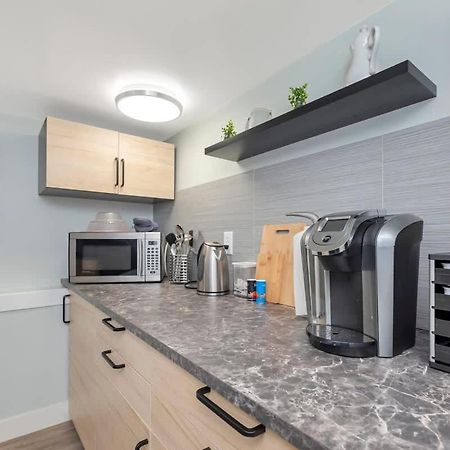 Quaint 1 Bedroom Lower Suite In Victoria, Bc المظهر الخارجي الصورة