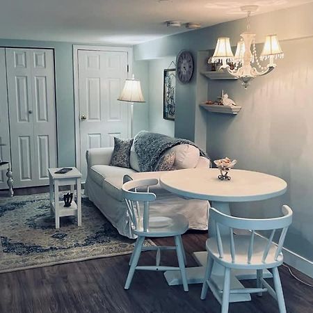 Quaint 1 Bedroom Lower Suite In Victoria, Bc المظهر الخارجي الصورة