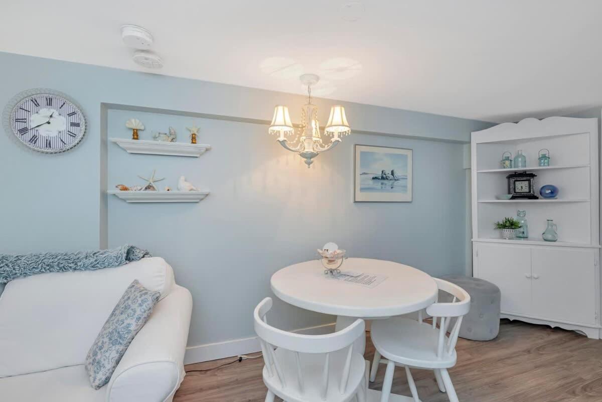 Quaint 1 Bedroom Lower Suite In Victoria, Bc المظهر الخارجي الصورة