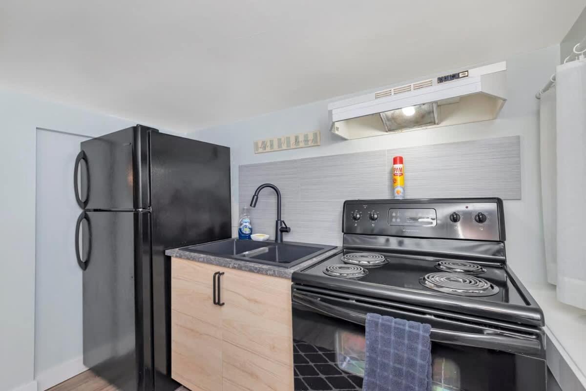 Quaint 1 Bedroom Lower Suite In Victoria, Bc المظهر الخارجي الصورة
