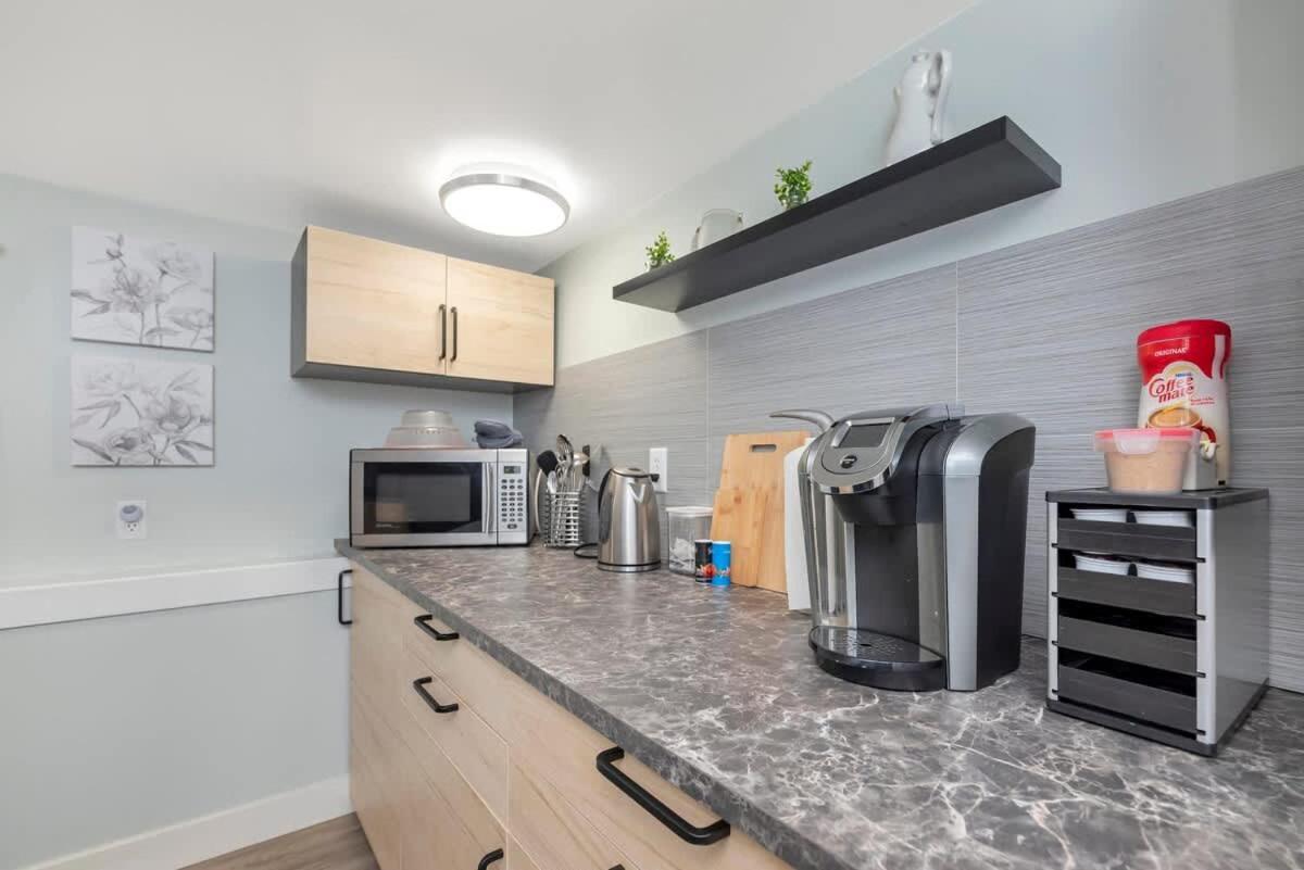 Quaint 1 Bedroom Lower Suite In Victoria, Bc المظهر الخارجي الصورة