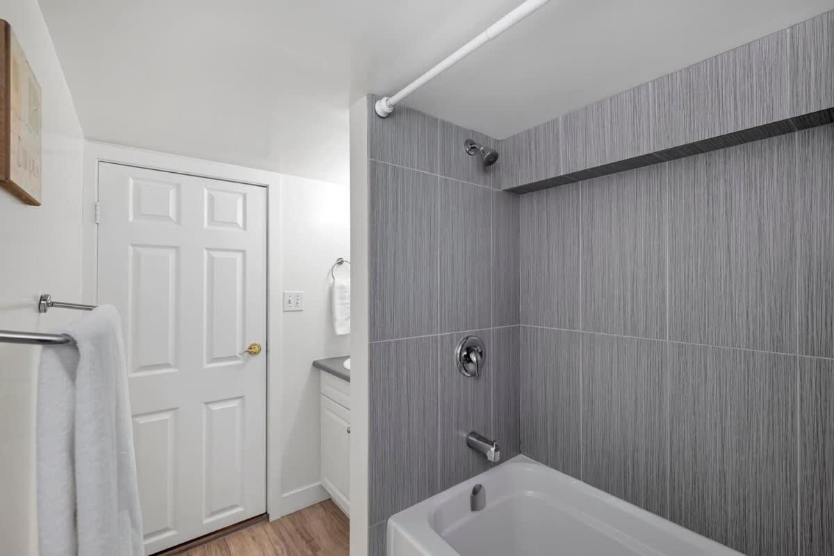 Quaint 1 Bedroom Lower Suite In Victoria, Bc المظهر الخارجي الصورة