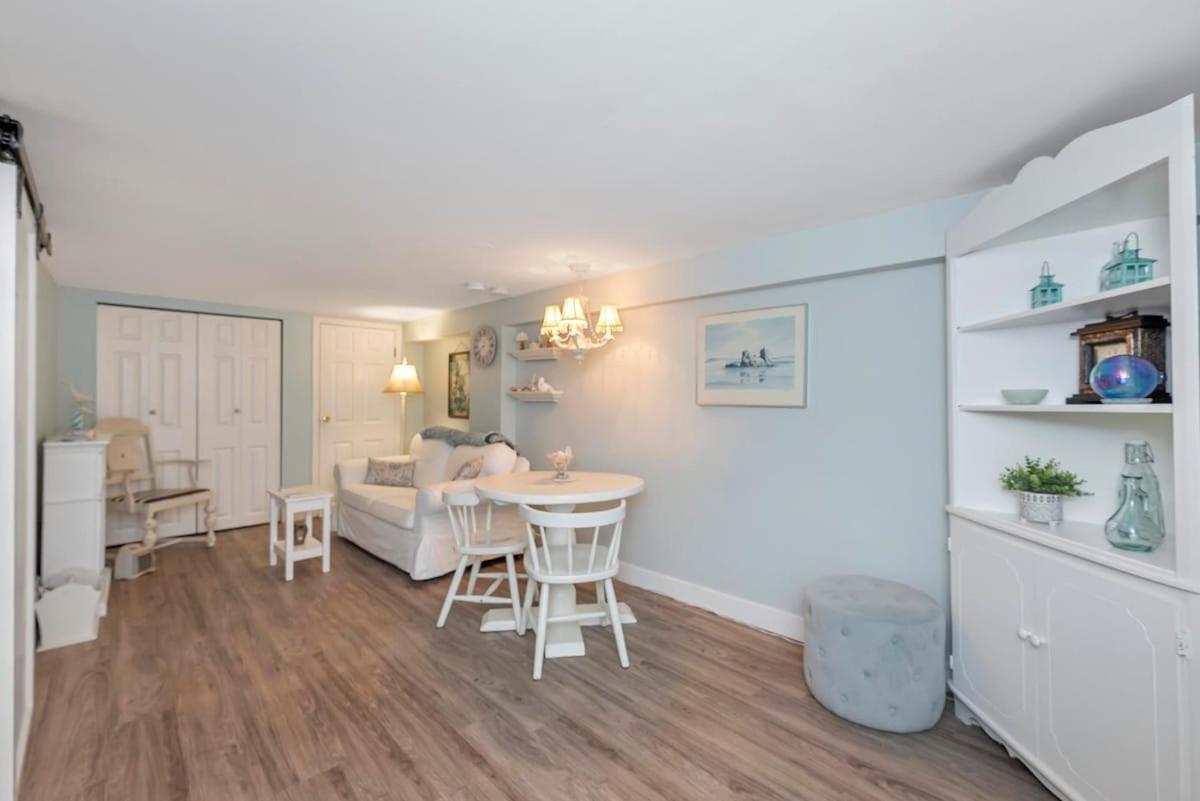 Quaint 1 Bedroom Lower Suite In Victoria, Bc المظهر الخارجي الصورة
