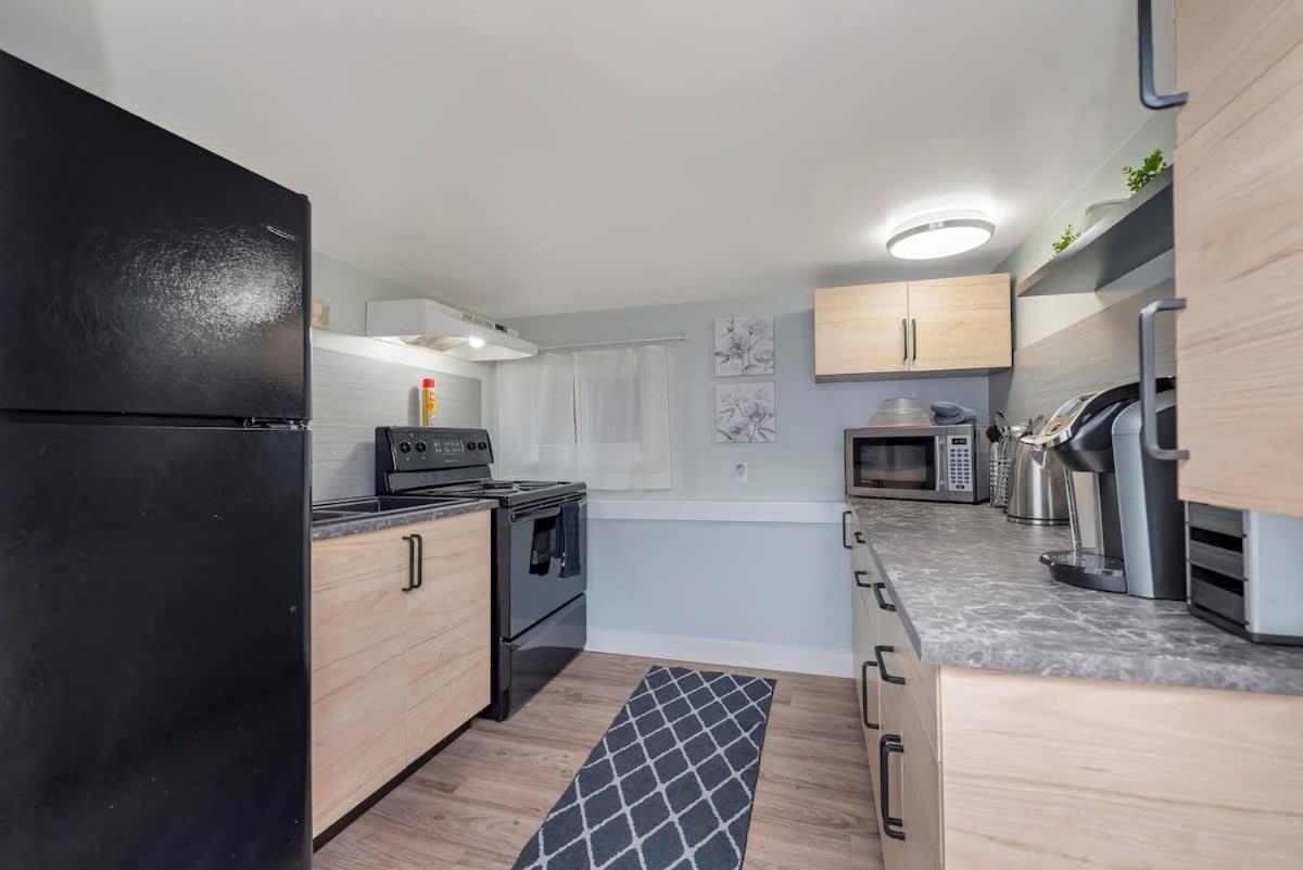 Quaint 1 Bedroom Lower Suite In Victoria, Bc المظهر الخارجي الصورة