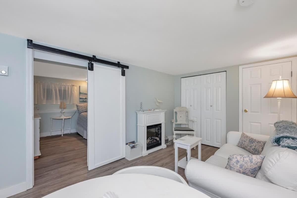 Quaint 1 Bedroom Lower Suite In Victoria, Bc المظهر الخارجي الصورة