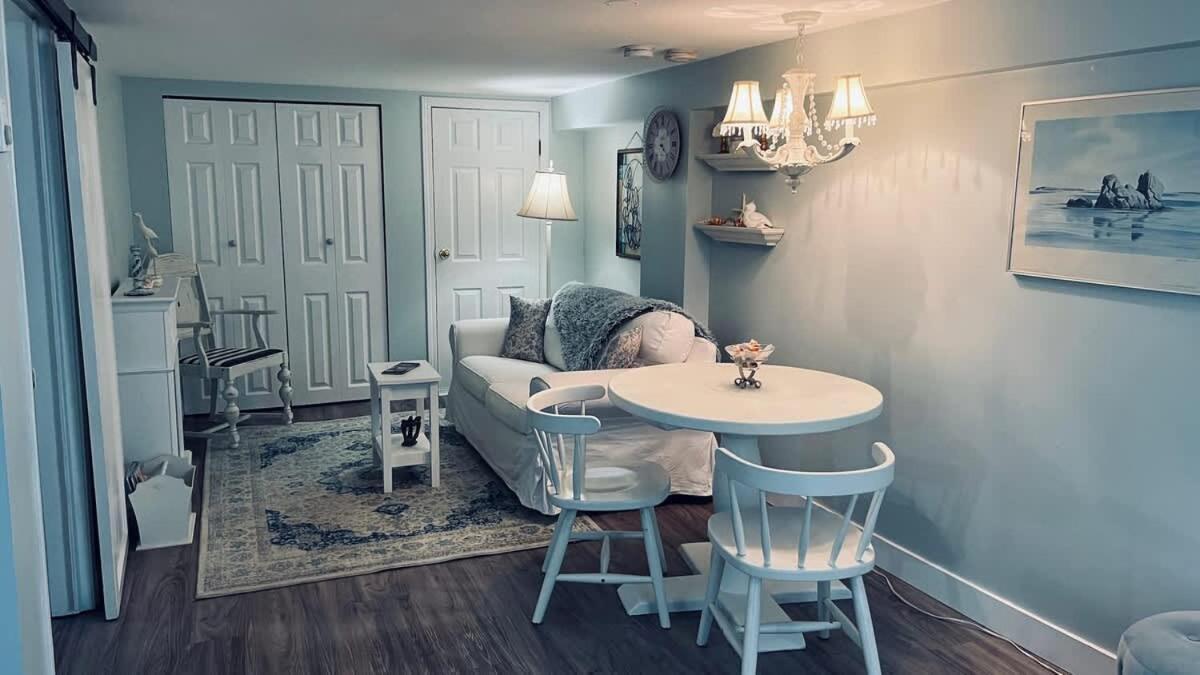 Quaint 1 Bedroom Lower Suite In Victoria, Bc المظهر الخارجي الصورة