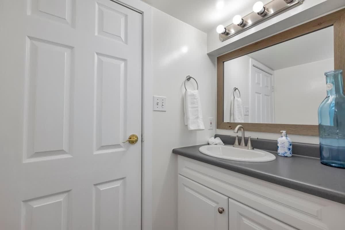 Quaint 1 Bedroom Lower Suite In Victoria, Bc المظهر الخارجي الصورة