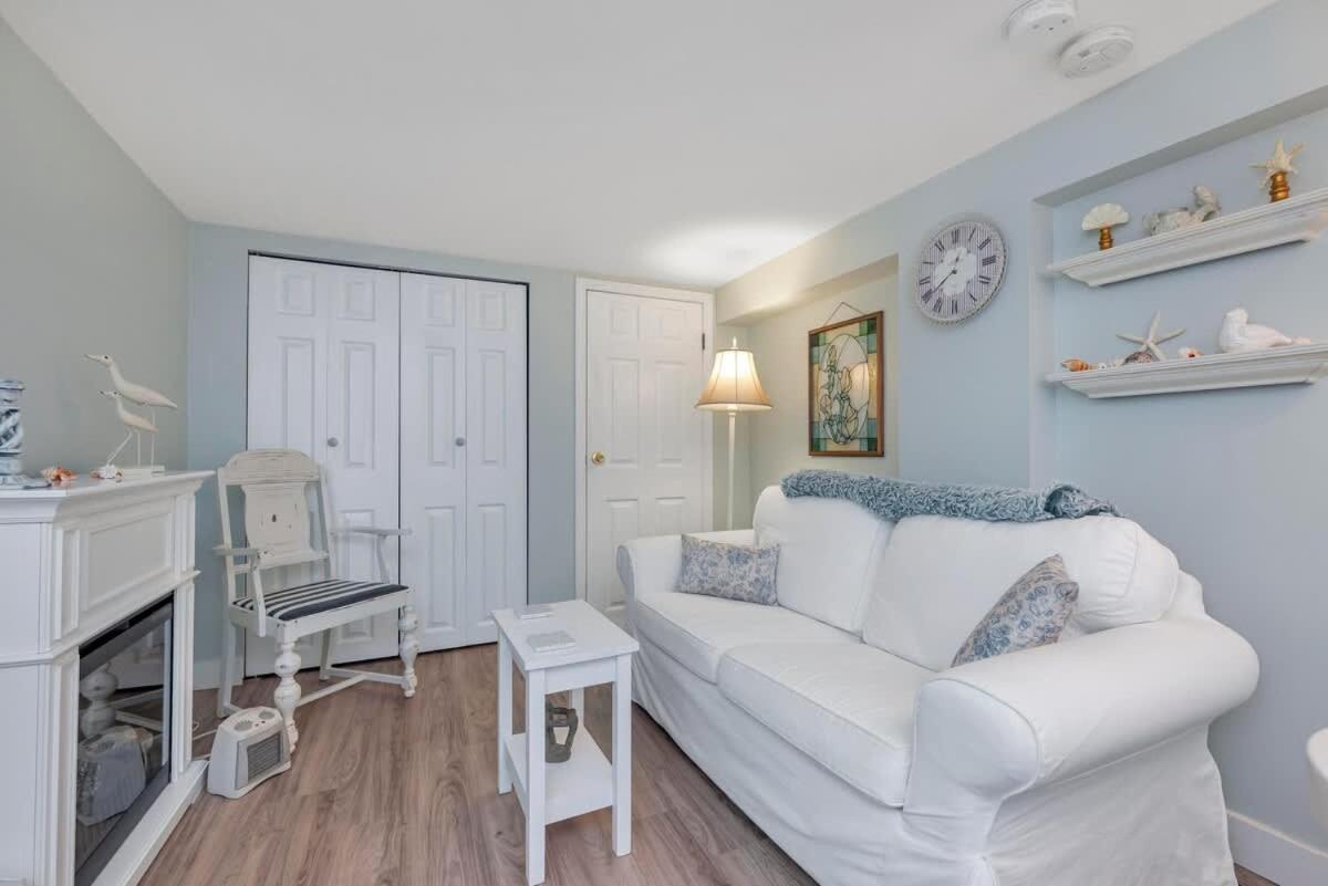 Quaint 1 Bedroom Lower Suite In Victoria, Bc المظهر الخارجي الصورة